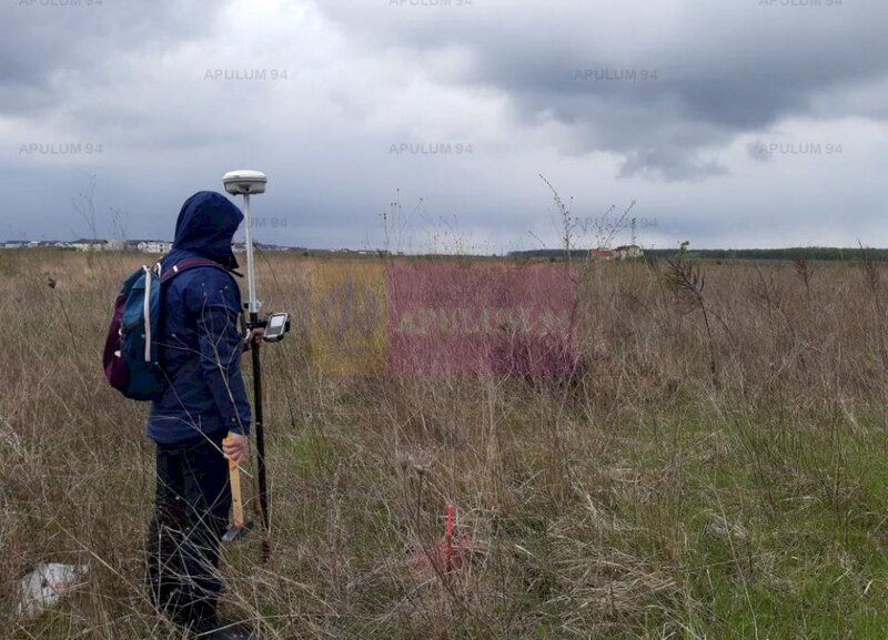 Teren aproape de Bucuresti langa padure intre case