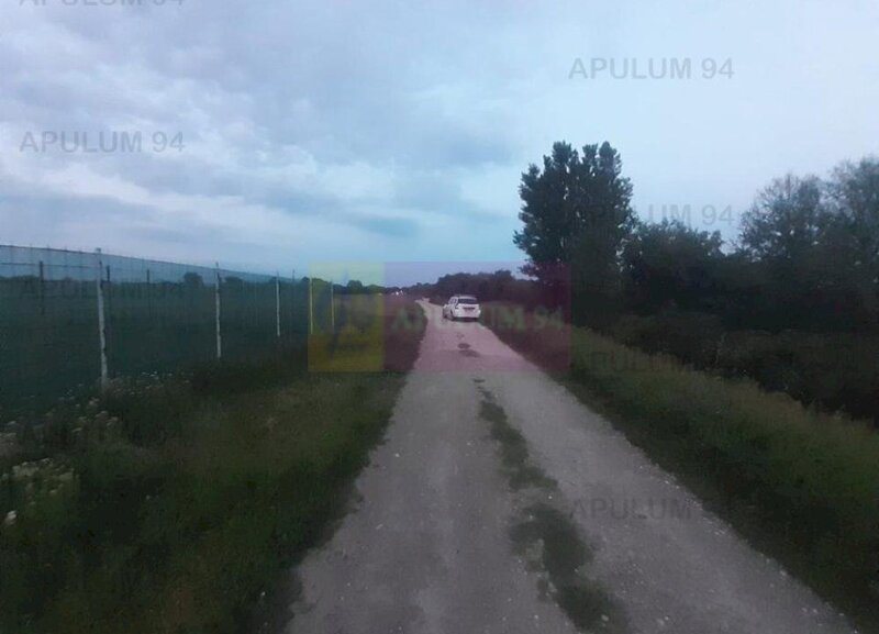 Teren aproape de Bucuresti langa padure intre case