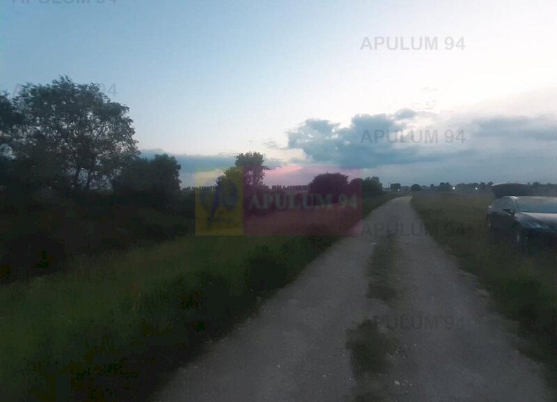 Teren aproape de Bucuresti langa padure intre case
