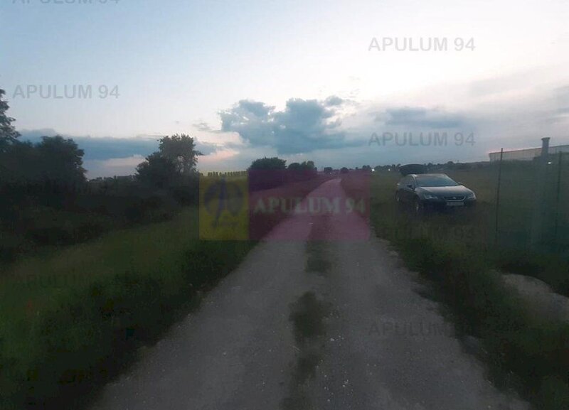 Teren aproape de Bucuresti langa padure intre case