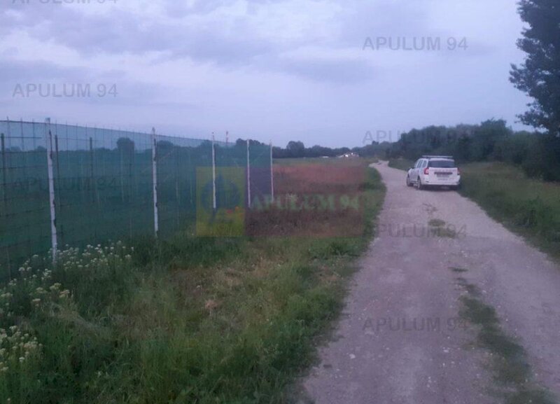 Teren aproape de Bucuresti langa padure intre case